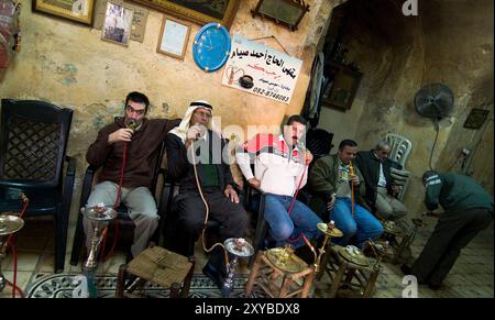 Palästinensische Männer rauchen Nargilas an einem Teehaus in der Altstadt von Jerusalem. Stockfoto