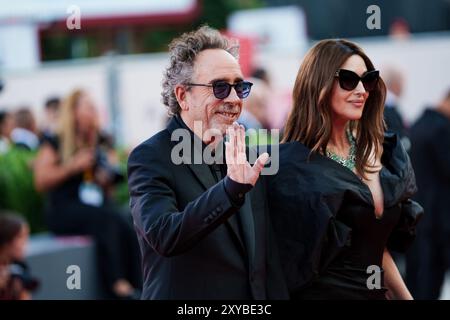 VENEDIG, ITALIEN - 28. AUGUST 2024 - Eröffnungsroter Teppich - Tim Burton und Monica Bellucci besuchen einen roten Teppich für den Film „Beetlejuice Beetlejuice“ Dur Stockfoto