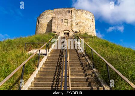 Clifford's Tower in York, England an einem sonnigen Tag ohne Menschen. Die 1068 erbaute mittelalterliche königliche Festung York ist ein historisches Wahrzeichen. Stockfoto