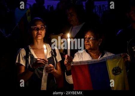 Mexiko-Stadt, Mexiko. August 2024. Die Anhänger der venezolanischen Opposition beten während einer Demonstration am Fuße des Revolutionsdenkmals in Mexiko-Stadt, wo sie auch den Rückzug von Nicolas Maduro von der Macht und die Anerkennung von Edmundo Gonzalez als virtueller Sieger der venezolanischen Wahlen vom 28. Juli forderten. (Kreditbild: © Jorge Nunez/ZUMA Press Wire) NUR REDAKTIONELLE VERWENDUNG! Nicht für kommerzielle ZWECKE! Stockfoto