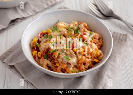 Hausgemachte ein-Topf-Käsepasta aus Taco in einer Schüssel, Seitenansicht. Stockfoto