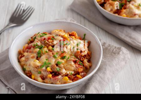 Hausgemachte ein-Topf-Käsepasta aus Taco in einer Schüssel, Seitenansicht. Stockfoto