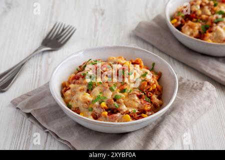 Hausgemachte ein-Topf-Käsepasta aus Taco in einer Schüssel, Seitenansicht. Stockfoto