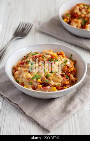 Hausgemachte ein-Topf-Käsepasta in Schüsseln, Seitenansicht. Stockfoto