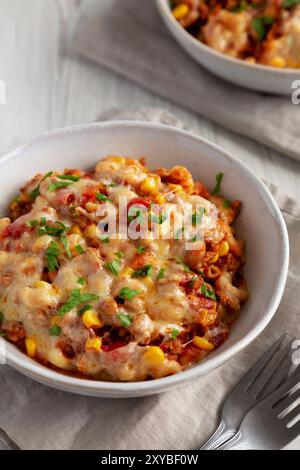 Hausgemachte ein-Topf-Käsepasta in Schüsseln, Seitenansicht. Stockfoto