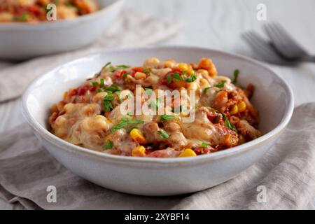 Hausgemachte, käsige Taco-Pasta in Schüsseln mit einem Topf, flacher Blick. Nahaufnahme. Stockfoto