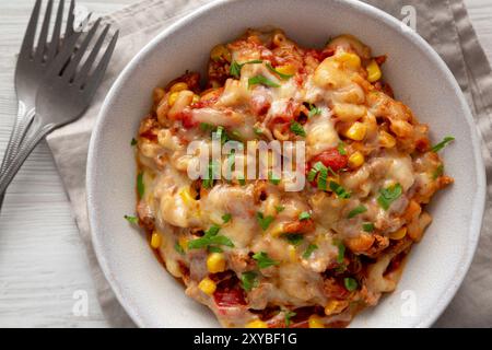 Hausgemachte ein-Topf-Käsepasta aus Taco in einer Schüssel, Blick von oben. Nahaufnahme. Stockfoto