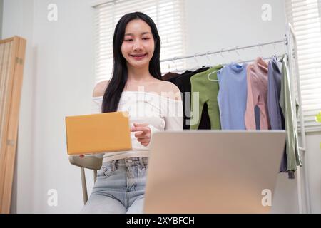 Junger Unternehmer, Der Online-Bestellungen Im Bekleidungsgeschäft Verwaltet. E-Commerce-Strategie Stockfoto