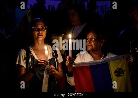 Mexiko-Stadt, Mexiko. August 2024. Die Anhänger der venezolanischen Opposition beten während einer Demonstration am Fuße des Revolutionsdenkmals in Mexiko-Stadt, wo sie auch den Rückzug von Nicolas Maduro von der Macht und die Anerkennung von Edmundo Gonzalez als virtueller Sieger der venezolanischen Wahlen vom 28. Juli forderten. (Kreditbild: © Jorge Nunez/ZUMA Press Wire) NUR REDAKTIONELLE VERWENDUNG! Nicht für kommerzielle ZWECKE! Stockfoto