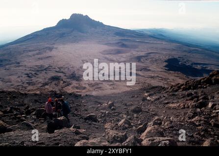 Der Blick auf den Mawenzi Gipfel in der Ferne. Aus Sicht von Gilman's Point am Mount Kilimanjaro Park in Tansania Stockfoto