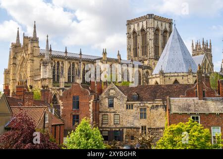 York Panoramablick auf die Stadt mit York Minster, auch bekannt als Kirche St. Peter oder York Cathedral. Skyline der Altstadt von York in North Yorkshire, Großbritannien. Stockfoto