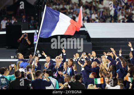 Paris, Frankreich. August 2024. Mitglieder der französischen Delegation kommen zur Eröffnungszeremonie der Paralympischen Spiele 2024 in Paris, Frankreich, am 28. August 2024. Quelle: Hou Jun/Xinhua/Alamy Live News Stockfoto