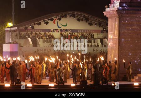 Paris, Frankreich. August 2024. Das am 28. August 2024 aufgenommene Bild zeigt den allgemeinen Überblick über die Eröffnungszeremonie der Paralympischen Spiele 2024 in Paris. Quelle: Hou Jun/Xinhua/Alamy Live News Stockfoto