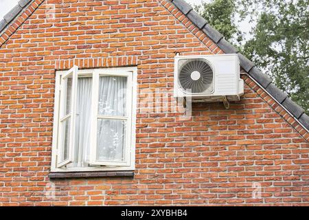 Brick Wall von zu Hause mit Fenster und Klimaanlage Stockfoto