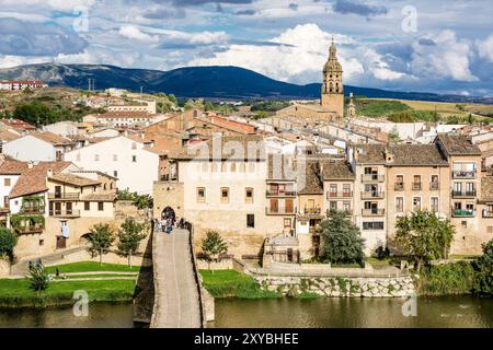 Romanische Brücke über den Fluss Arga, 11. Jahrhundert, Puente la Reina, Valdizarbe-Tal, autonome Gemeinde Navarra, Spanien Stockfoto