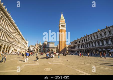 Venedig, Italien, 20. Oktober 2015 : Blick auf Touristen, die am sonnigen Tag auf dem historischen San Marco Plaza in Venedig, Italien, Europa spazieren gehen Stockfoto