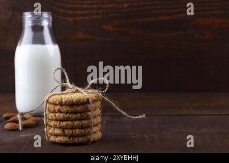 Gesunde hausgemachte Haferkekse und Mandelmilch auf rustikalen Holztisch Stockfoto