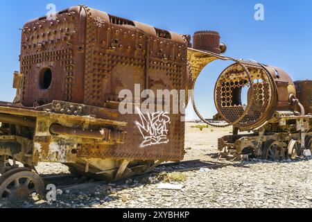 Rostige alte Dampflokomotive in der Wüste Uyuni, Bolivien, Südamerika Stockfoto