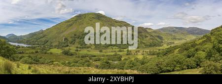 Snowdonia Landschaft auf der Straße zwischen Capel Curig und Beddgelert, mit dem Tal des Flusses Glaslyn, Gallt Y Wenallt und Llyn Gwynant in der Rückseite Stockfoto