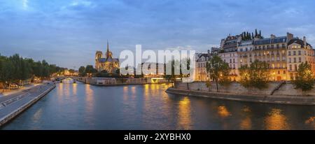 Panorama der Pariser Skyline in der Kathedrale Notre Dame de Paris und seine bei Sonnenuntergang, Paris, Frankreich, Europa Stockfoto