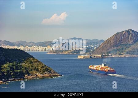 Frachtschiff, beladen mit Containern, fährt in die Bucht von Guanabara in Richtung Hafendock in Rio de Janeiro Stockfoto