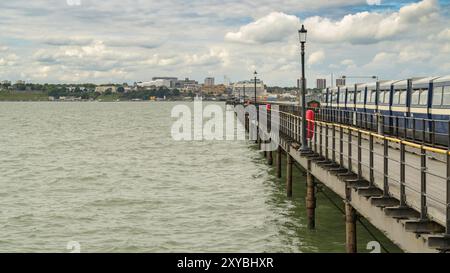 Southend-on-Sea, Essex, England, UK, Mai 30, 2017: Blick vom Southend Pier (längster Vergnügungspier der Welt) in Richtung Southend, mit einigen Leuten Stockfoto