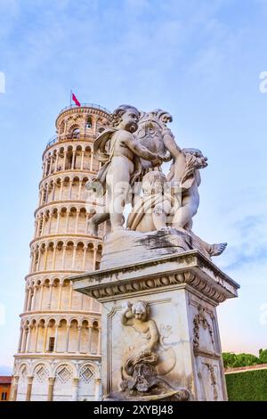 Pisa, Italien Statue der Engel auf dem Platz der Wunder und Schiefen Turm, Blick auf den rosa und blauen Sonnenuntergang Stockfoto