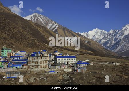 Dorf Kyanjin Gumba und Berg Tserko Ri. Schneebedeckter Berg Gangchenpo, Frühlingstag im Langtang-Tal, Nepal, Asien Stockfoto