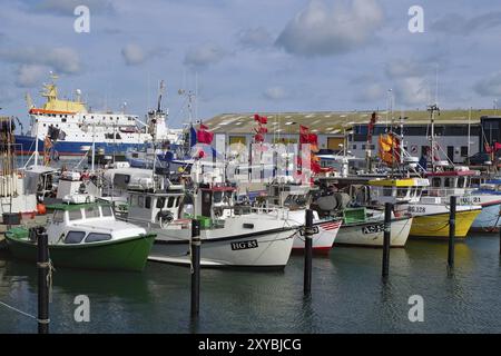 Eine Sammlung von Fischerbooten im Hafen, umgeben von verschiedenen Flaggen und Bootshäusern, Hirtshals, Jütland, Dänemark, Europa Stockfoto