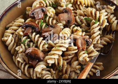 Fusilli Nudeln, in cremiger Pilzsauce, Nudeln mit Pilzen, hausgemacht, keine Leute Stockfoto