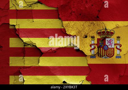 Flaggen von Sagunto und Spanien auf gerissene Wand gemalt Stockfoto