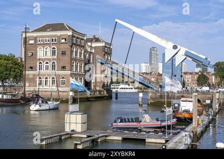 Historisches Poortgebouw, mit Zugbrücke, Rotterdam Marina, Vergnügungshafen, Segelbooten, Motoryachten, im Binnenhafen, Feijenoord distri Stockfoto