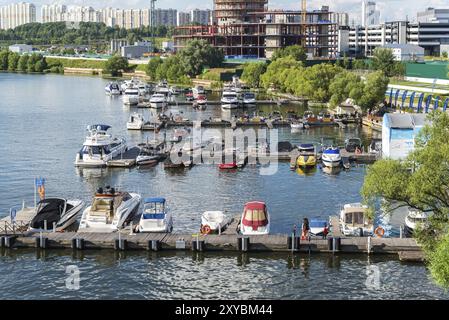 Moskau, Russland, 09.Juli 2016. Freizeitboote am Pier des Yachtclubs Shore House, Europa Stockfoto