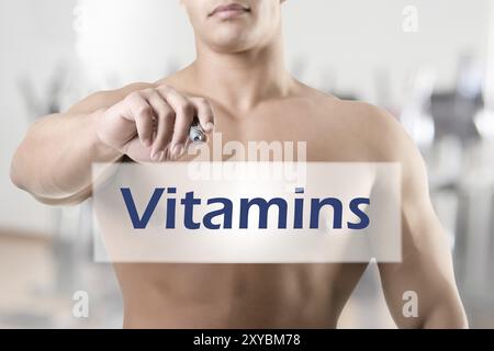 Fit Mann zu etwas auf einer leeren Karte schreiben Stockfoto