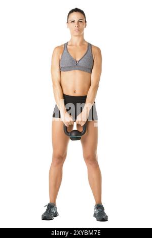 Fit Woman Workout mit einer Kettlebell, isoliert in weiß Stockfoto