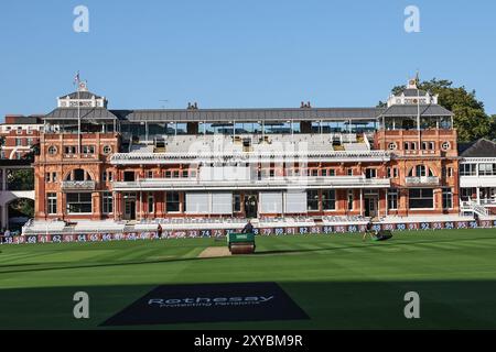 London, Großbritannien. August 2024. Der Lord's Pavilion und der klare blaue Himmel für den ersten Tag des Tests während des England gegen Sri Lanka 2. Rothesay Test Match Day 1 in Lords, London, Großbritannien, 29. August 2024 (Foto: Mark Cosgrove/News Images) in London, Großbritannien am 29. August 2024. (Foto: Mark Cosgrove/News Images/SIPA USA) Credit: SIPA USA/Alamy Live News Stockfoto