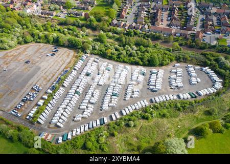 Luftbild eines Caravan-Lagerplatzes im Dorf Castleford in Wakefield West Yorkshire, Großbritannien, mit Reihen von Caravans und Motorho Stockfoto