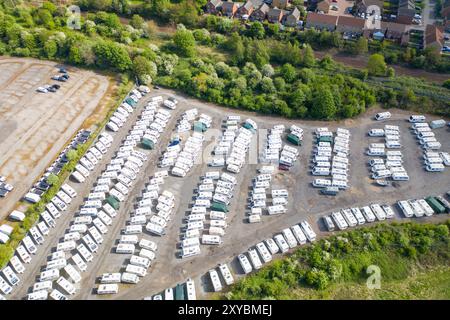 Luftbild eines Caravan-Lagerplatzes im Dorf Castleford in Wakefield West Yorkshire, Großbritannien, mit Reihen von Caravans und Motorho Stockfoto