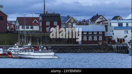 STYKKISHOLMUR, ISLAND, 21. JUNI: Ruhiger Hafen mit angelegten Fischerbooten am 21. Juni 2013 in Stykkisholmur, Island, Europa Stockfoto