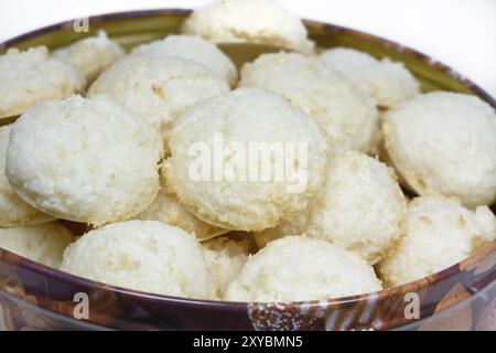 Weihnachtsgebäck, Kokosmakronen in einer Blechdose Stockfoto