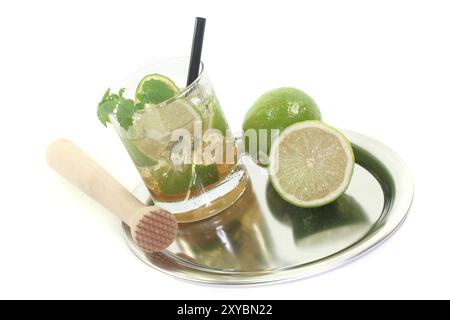 Mojito auf einem Tablett mit frischen Limetten und Zitronenmelisse Stockfoto