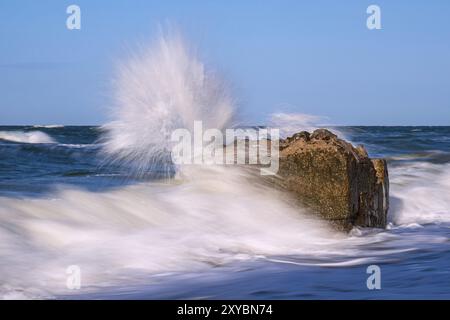 An einem stürmischen Tag bleibt der Bunker an der Ostseeküste Stockfoto