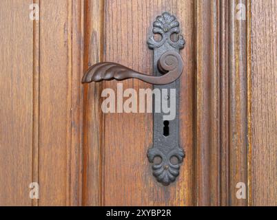 Türbeschlag an einer Holztür Stockfoto