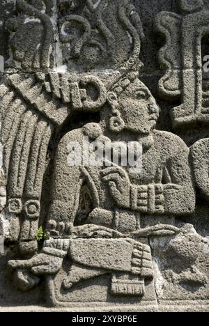 BAS-Reliefs an der Pyramide der gefiederten Schlange (Quetzalcoatl-Pyramide) Xochicalco-Lokalisation. Morelos-Bundesstaat. Mexiko Stockfoto