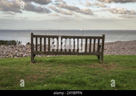 Eine Bank am Strand in Porlock Weir, Somerset, England, Großbritannien, mit Blick auf den Bristol-Kanal Stockfoto