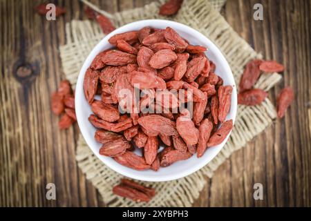 Frisch zubereitet Getrocknete Goji Beeren auf einem vintage Hintergrund (Nahaufnahme) Stockfoto