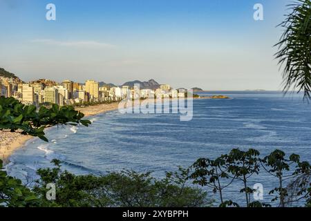 Strände von Ipanema, Leblon und Arpoador auf einen sonnigen Sommer Tagesansichten von oben und zwischen de Vegetation aus Rio De Janeiro Hügel Stockfoto