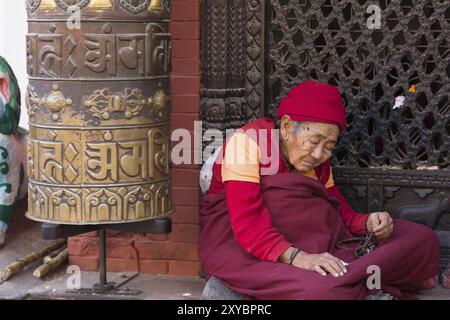 Kathmandu, Nepal, 3. Dezember 2014: Pilger zu Besuch der buddhistischen Boudhanath Stupa, Asien Stockfoto