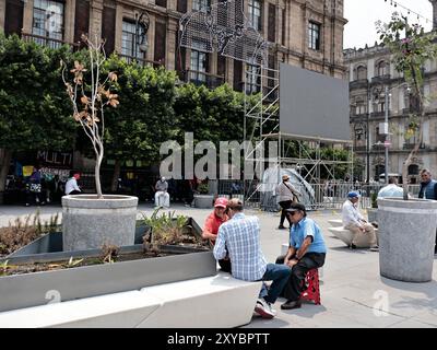 Mexiko-Stadt, Mexiko. August 2024. Im Zocalo von CDMX beginnen Regierungsangestellte mit der Montage der Dekorationen für die Feier des Unabhängigkeitstages im September in Mexiko, die am 28. August 2024 auf den Gebäuden um die Plaza de la Constitución in Mexiko-Stadt angebracht werden. (Foto: Josue Perez/SIPA USA) Credit: SIPA USA/Alamy Live News Stockfoto