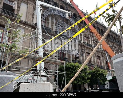 Mexiko-Stadt, Mexiko. August 2024. Im Zocalo von CDMX beginnen Regierungsangestellte mit der Montage der Dekorationen für die Feier des Unabhängigkeitstages im September in Mexiko, die am 28. August 2024 auf den Gebäuden um die Plaza de la Constitución in Mexiko-Stadt angebracht werden. (Foto: Josue Perez/SIPA USA) Credit: SIPA USA/Alamy Live News Stockfoto